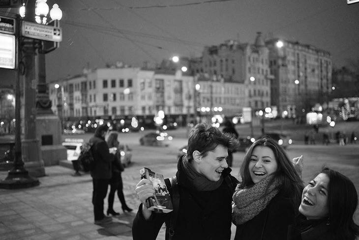 Девчонки все без шапок... красивые.                 (изображение из открытых источников)