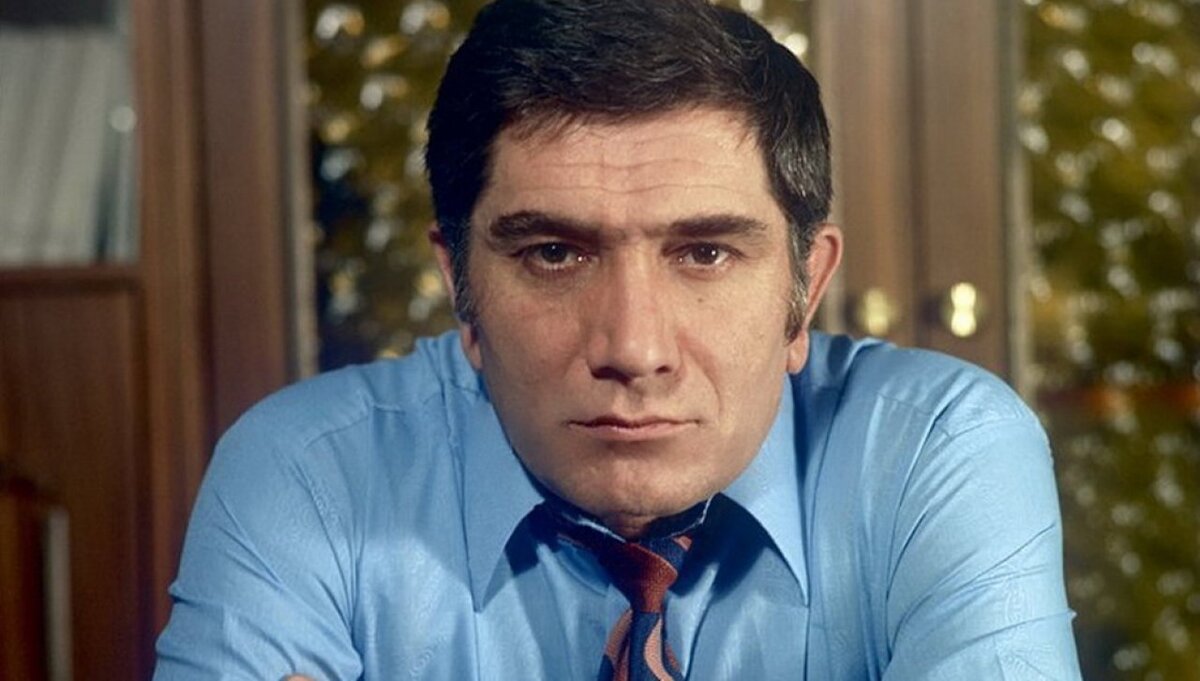 Джигарханян делает шашлык на балконе