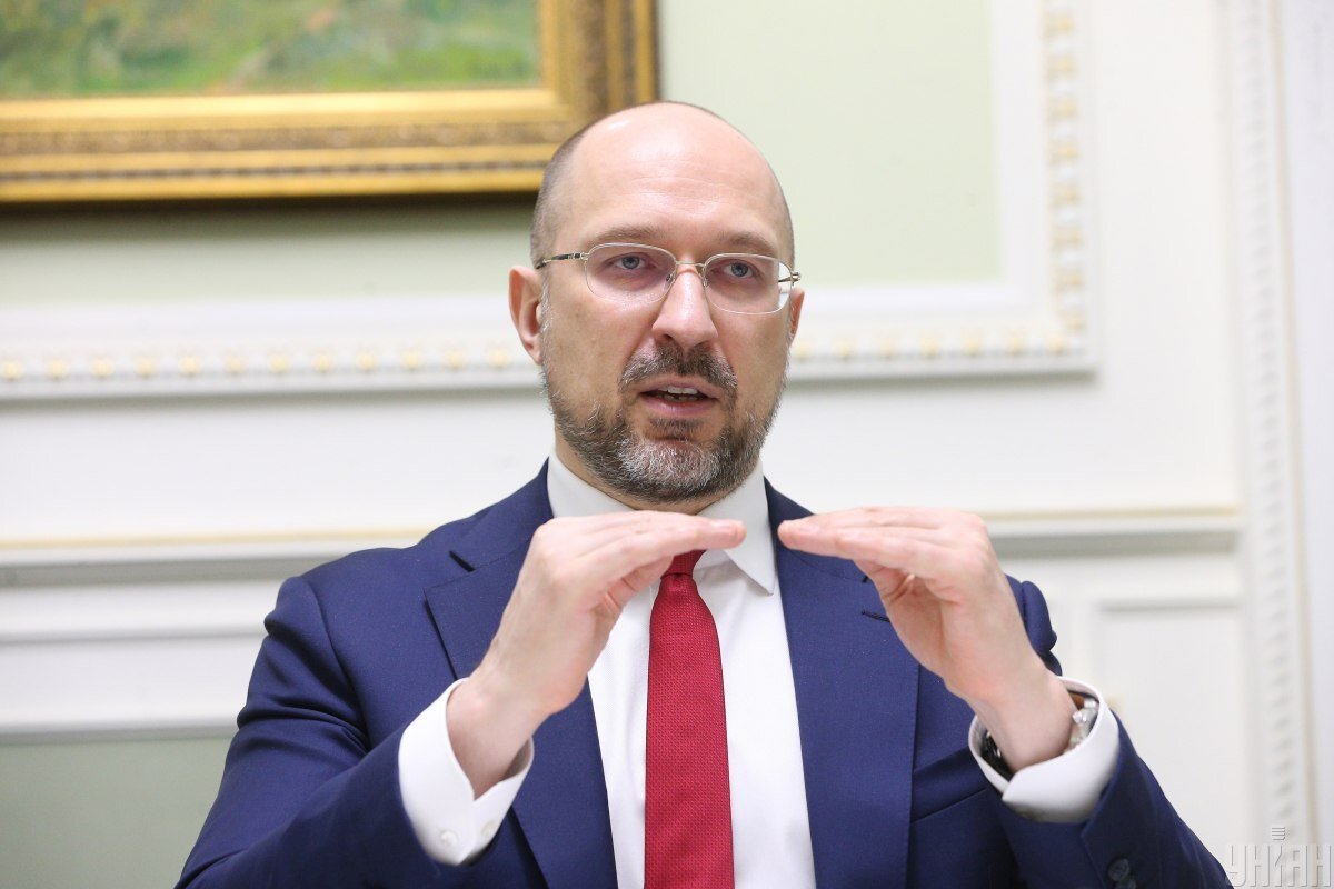 Вот здесь Дениса показывает какую стопку денег ему дадут за наш счёт. Бесплатная картинка из открытых источников.