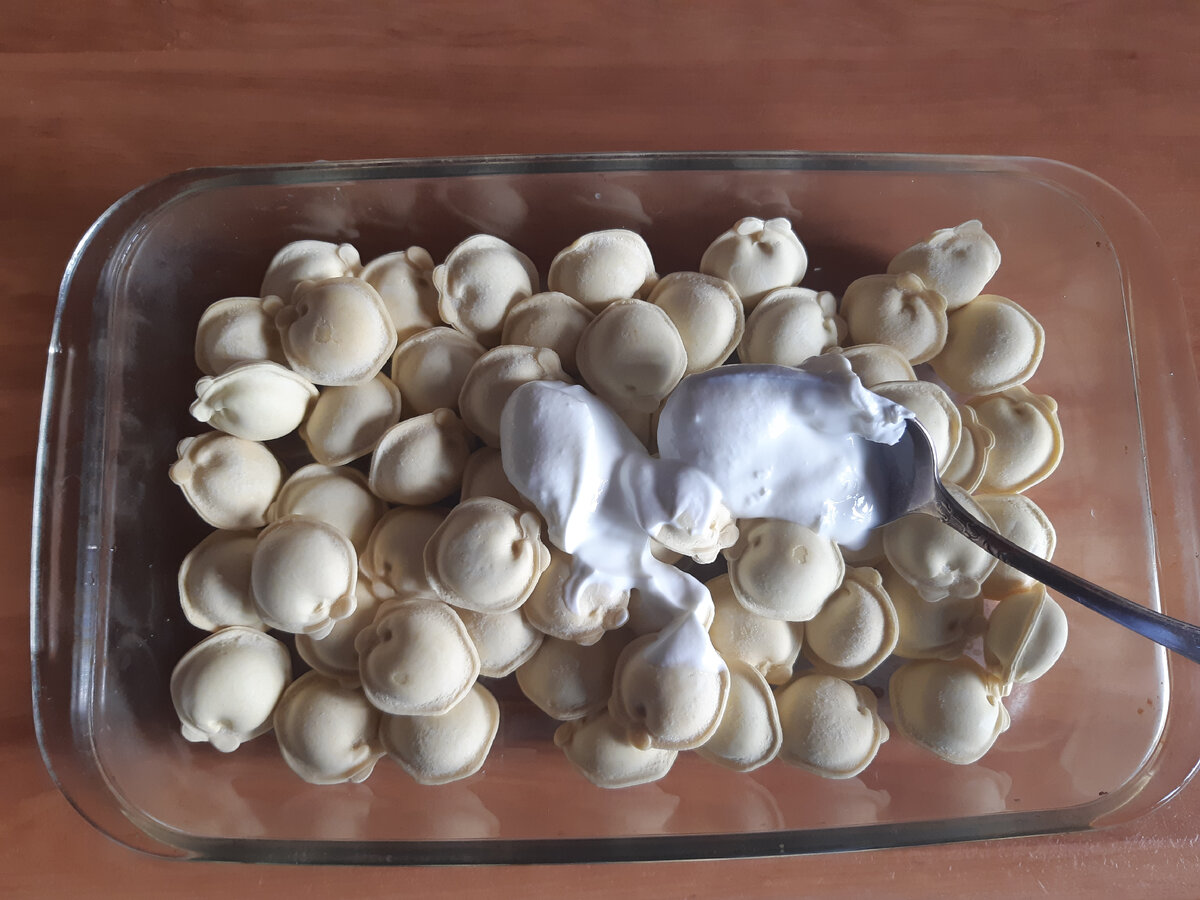 Пельмени и сметана