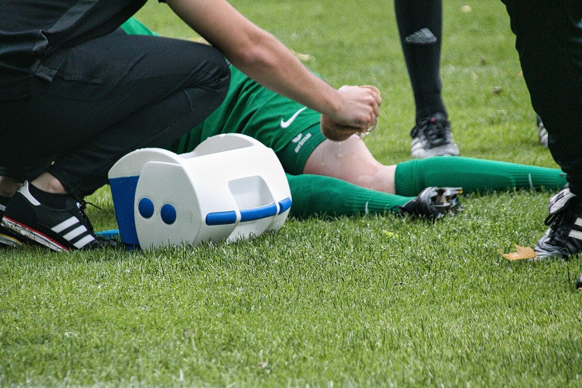 Injuries football. Спортивные травмы. Травмы на футбольном поле.