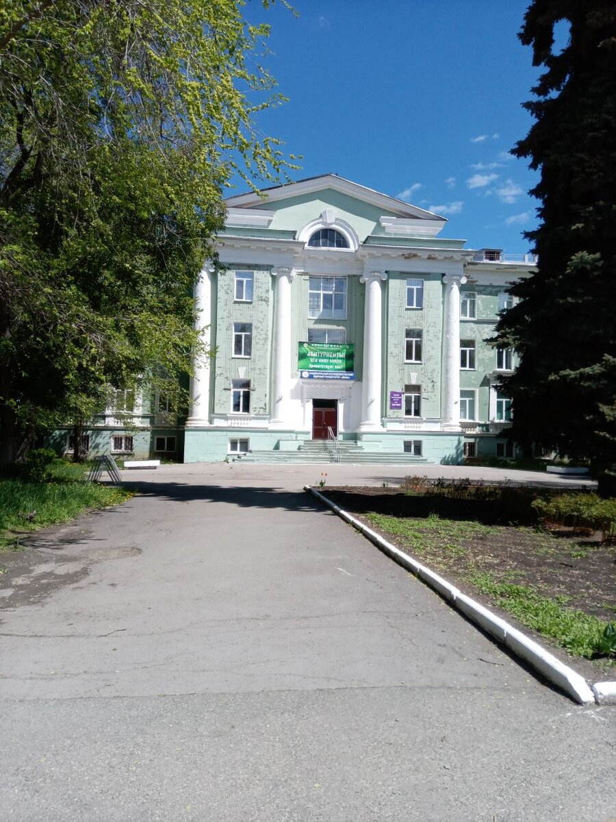 Главный корпус ждёт каникул и начала покраски