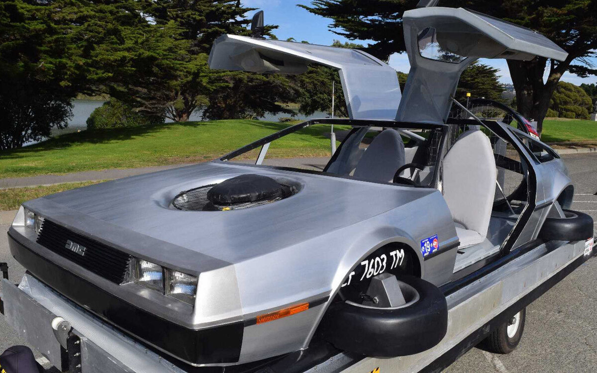 Самый известный коллекционер необычных DeLorean: шестидверный лимузин,  монстр-трак и еще кое-что | Открытие | Авто | Дзен