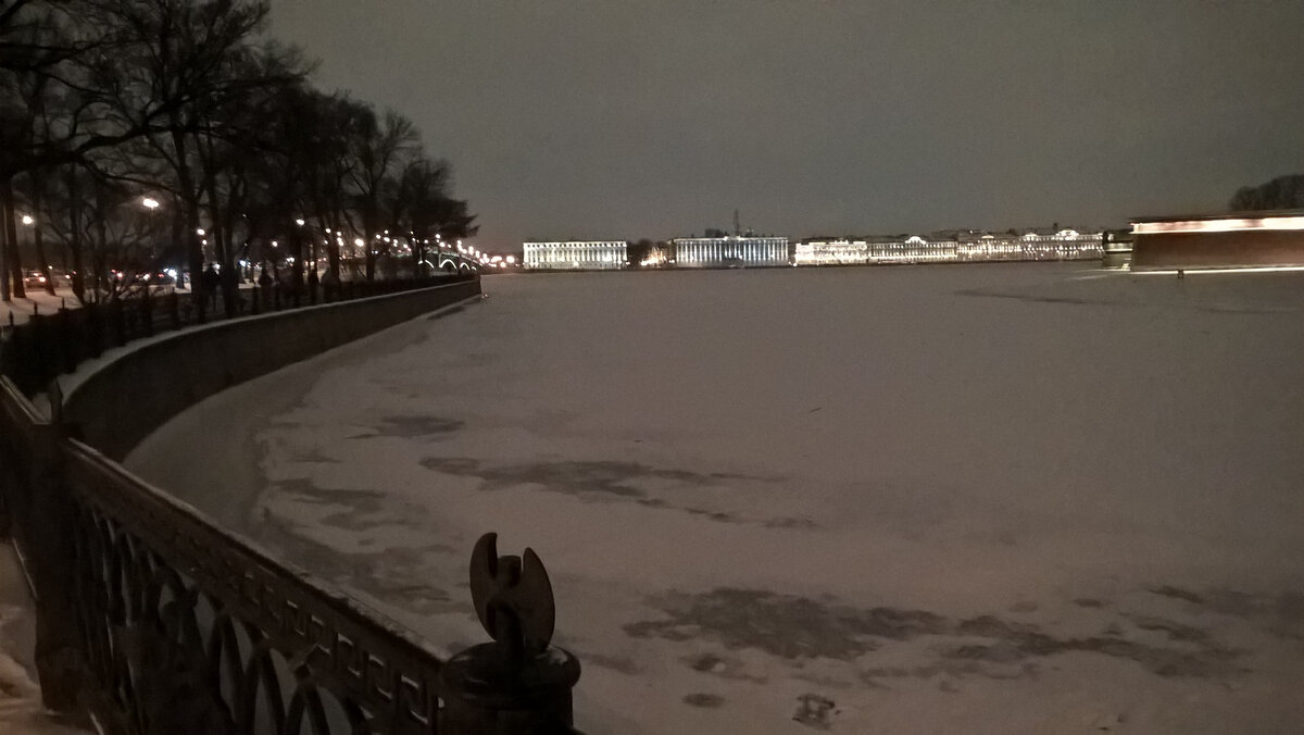 Вид с набережной у Петропавловской крепости. 
