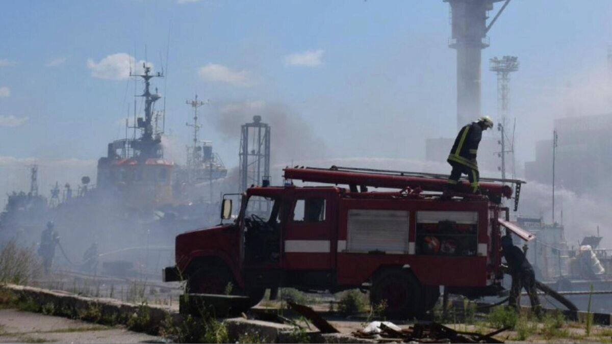    Ликвидация пожара в порту Одессы © AP Photo / Odesa City Hall Press Office