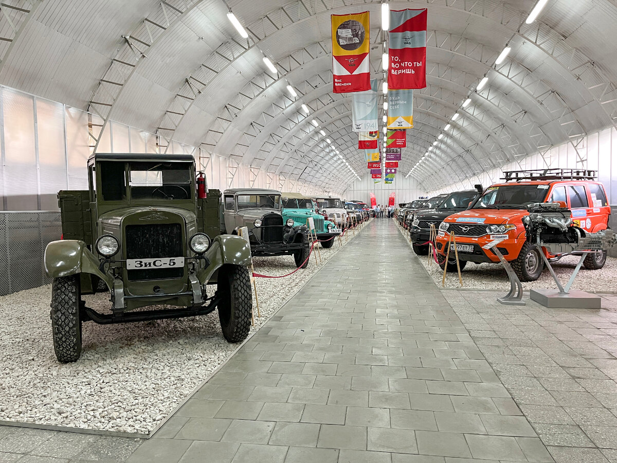 Прямо перед дверью нас встречает автомобиль ЗИС-5В ульяновской сборки. Именно эта модель стала первой машиной выпуск которой наладили на заводе в период ВОВ.