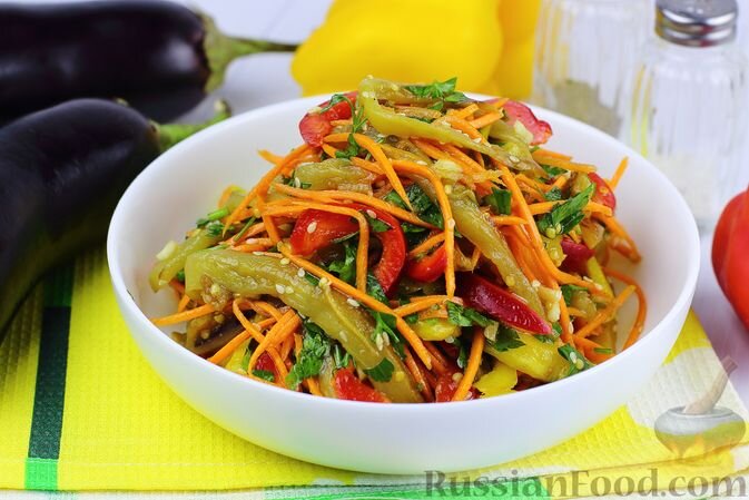 баклажан, морковь, перец болгарский желтый, перец болгарский красный, чеснок, зелень петрушки, уксус винный белый, соус соевый, масло растительное, кунжут, сахар, кориандр