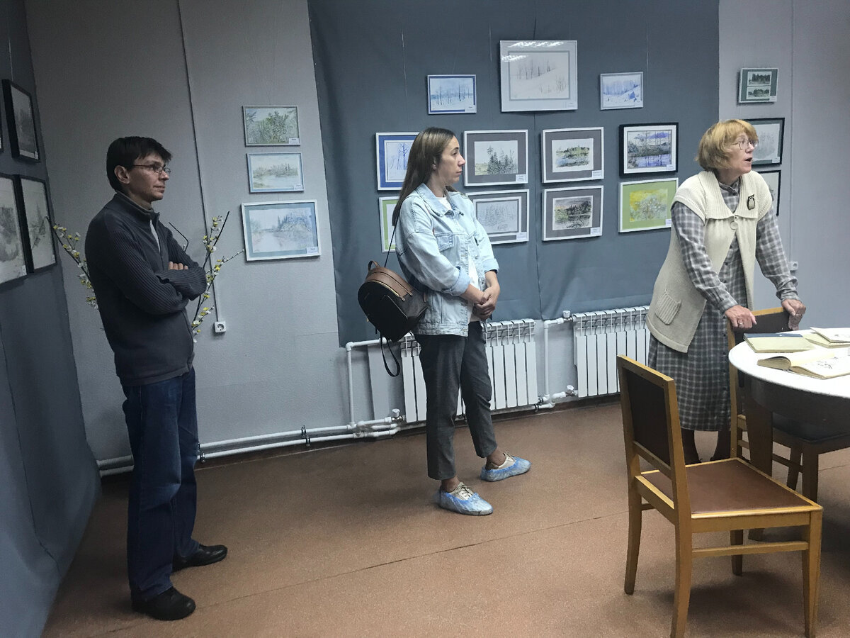 В музее. В центре - Оля, которая нас туда привезла, справа - племянник художника, слева - экскурсовод.