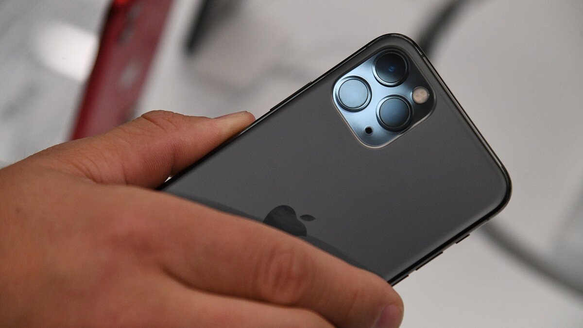    " Старт продаж новых iPhone© РИА Новости . Валерий Мельников