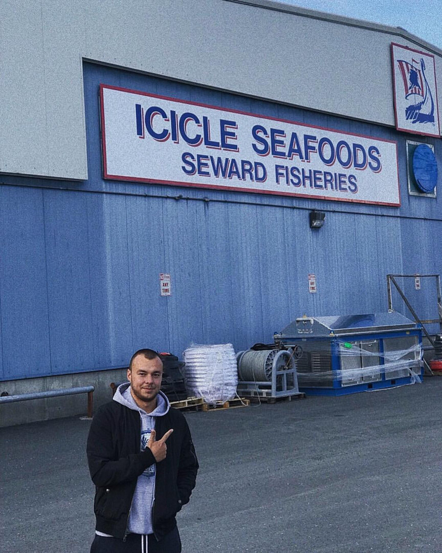 Артем, сейчас проживающий в Штатах, спустя несколько лет посетил с дружеским визитом завод.