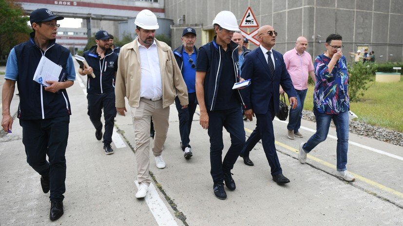     Генеральный директор МАГАТЭ Рафаэль Гросси (в центре) на Запорожской атомной электростанции РИА Новости Константин Михальчевский