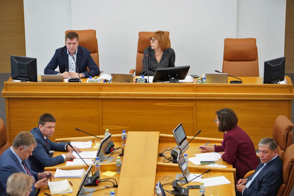     Горсовет собрался на сессию: вопрос о мэре включили в повестку первым. На сессию пришли 29 депутатов из 34 – достаточно, чтобы принимать решения