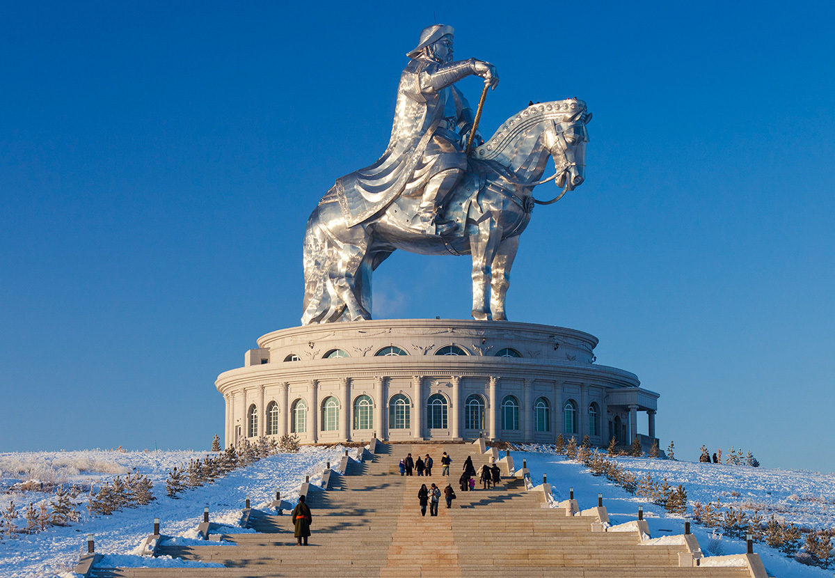 Монголия самое главное. Статуя Чингисхана в Монголии. Конная статуя Чингисхана в Цонжин-Болдоге. Памятник Чингисхану в Монголии. Монголия столица Улан Батор статуя Чингисхана.