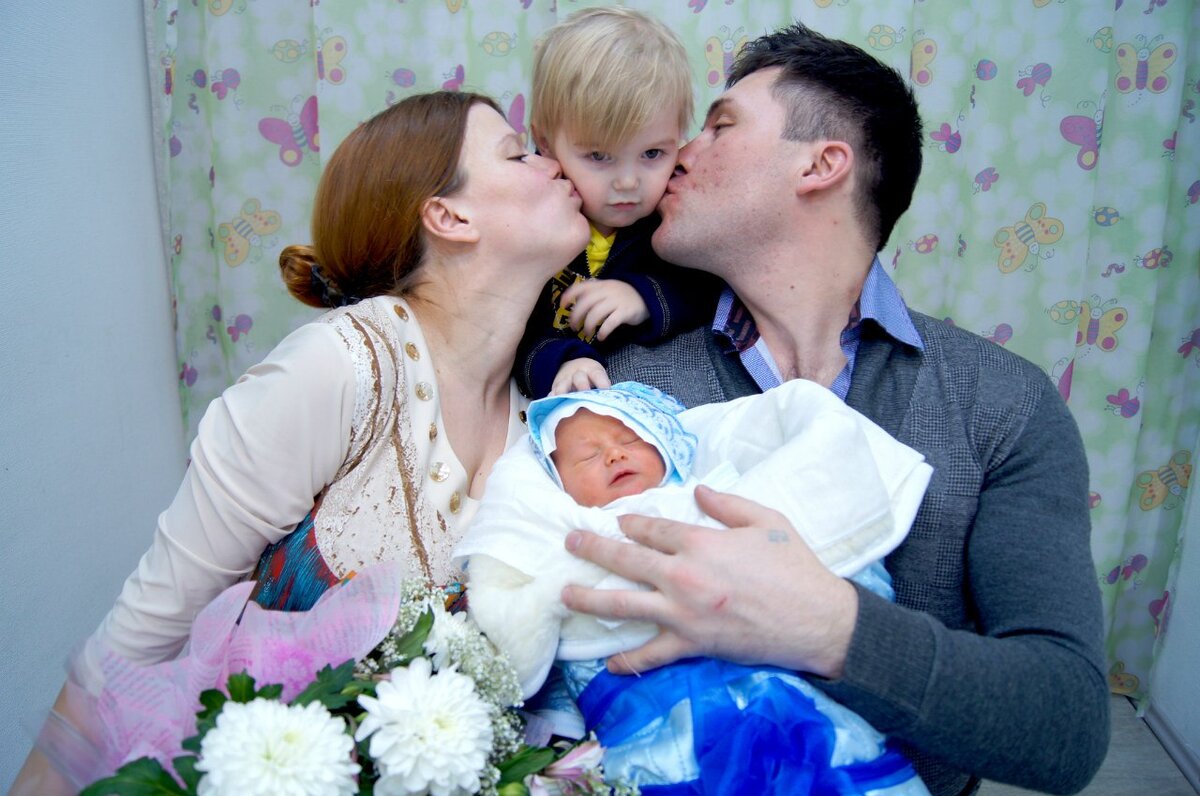 Рому из роддома забирают