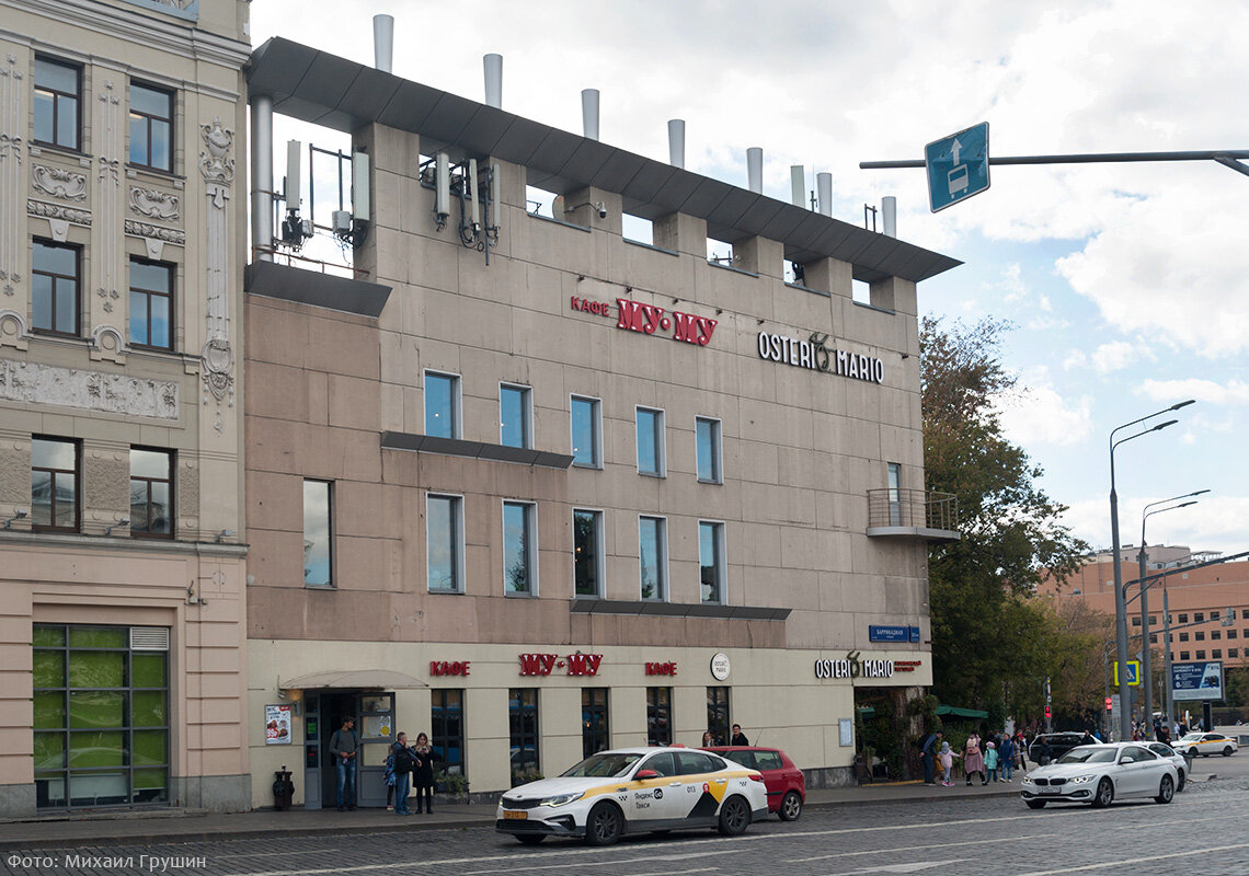 Дом 21/34с3 по улице Баррикадная, в котором раньше был кинотеатр "Баррикады". Фото сделано в сентябре 2022 года.