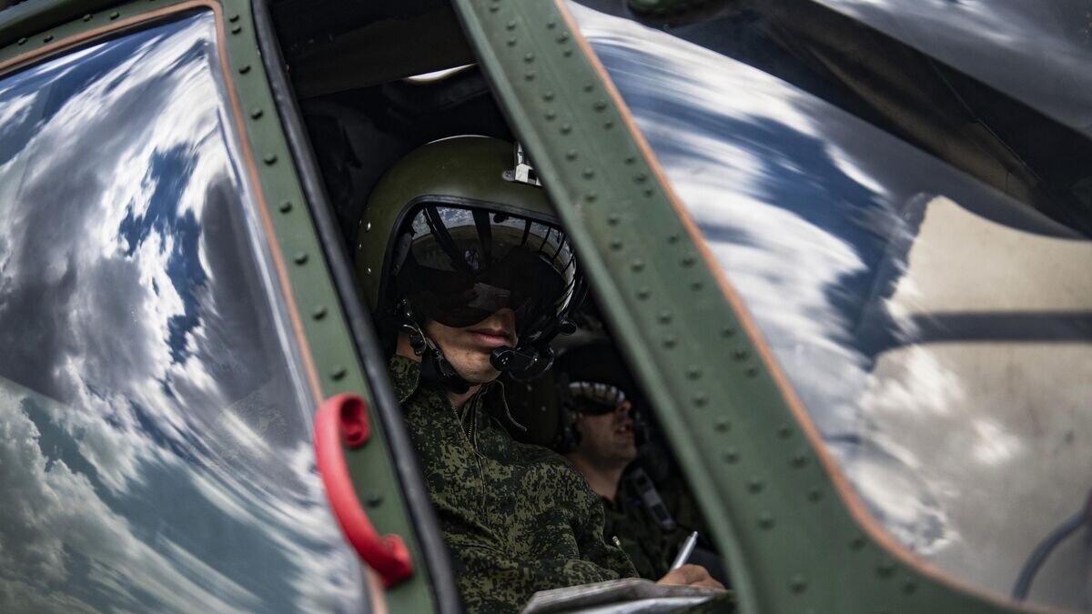    Военные летчики в кабине вертолета Ми-8МТВ на полевом аэродроме в зоне проведения специальной военной операции© РИА Новости / Валентин Капустин