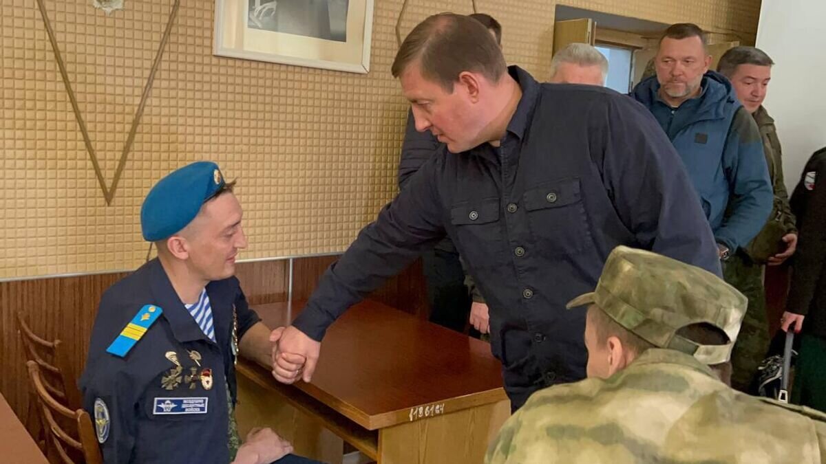   Андрей Турчак во время посещения раненых бойцов в луганской больнице© Фото : Андрей Турчак/Telegram