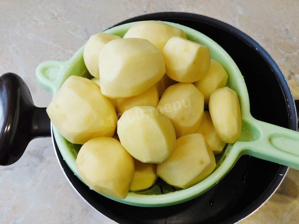 Для приготовления картофельного соуса с мясом первым делом очистите и помойте необходимое количество картофеля.
