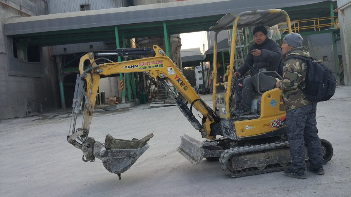 Трудовые будни в южной Корее. Кто умеет управлять погрузчиками и такими вот экскаваторами получают хорошую зарплату.