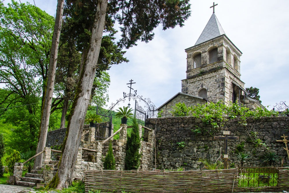 Каманы абхазия. Село каманы абхазия. Сухум каманский монастырь. Каман абхазия отзывы. Храм в каманах абхазия.