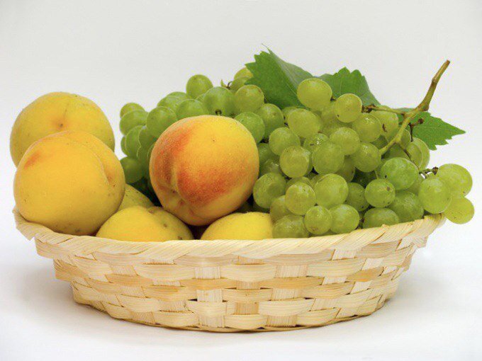 Зелёный виноград - один из источников гликолевой кислоты.