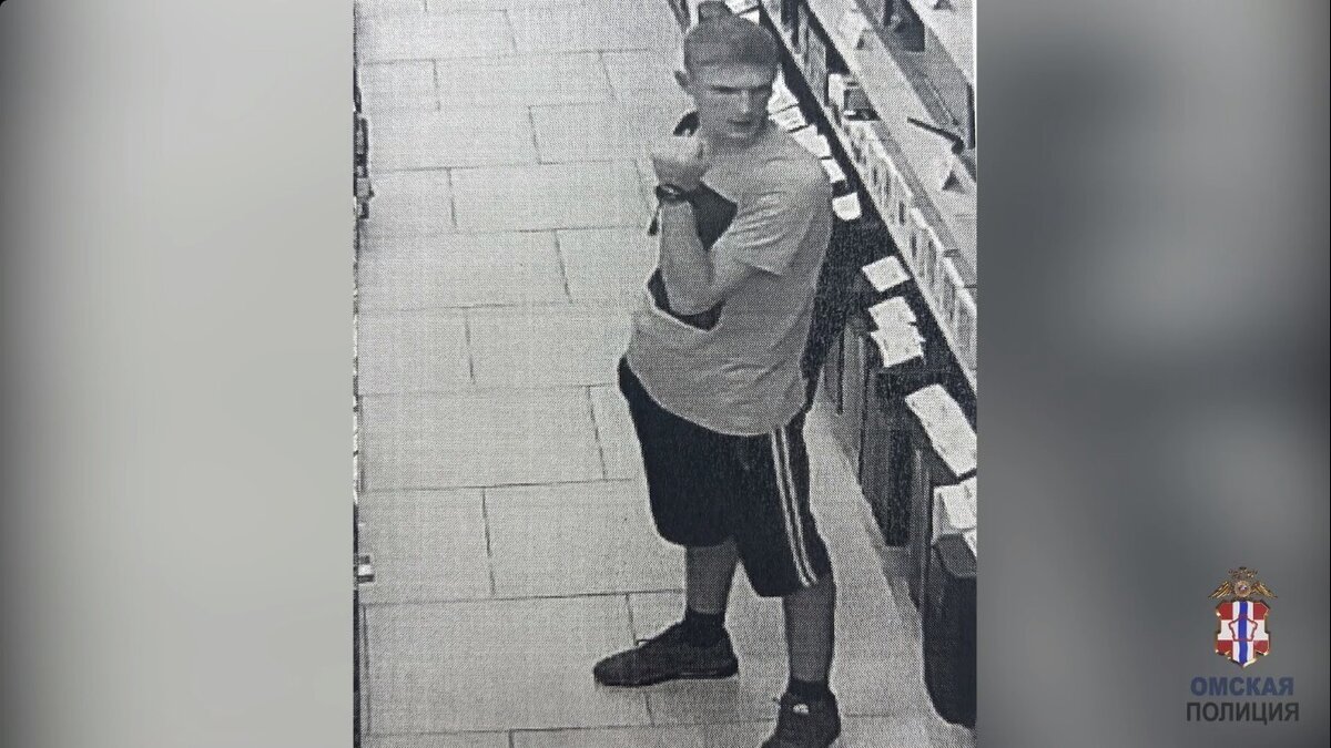     Молодой человек подозревается в краже геймпада из магазина.