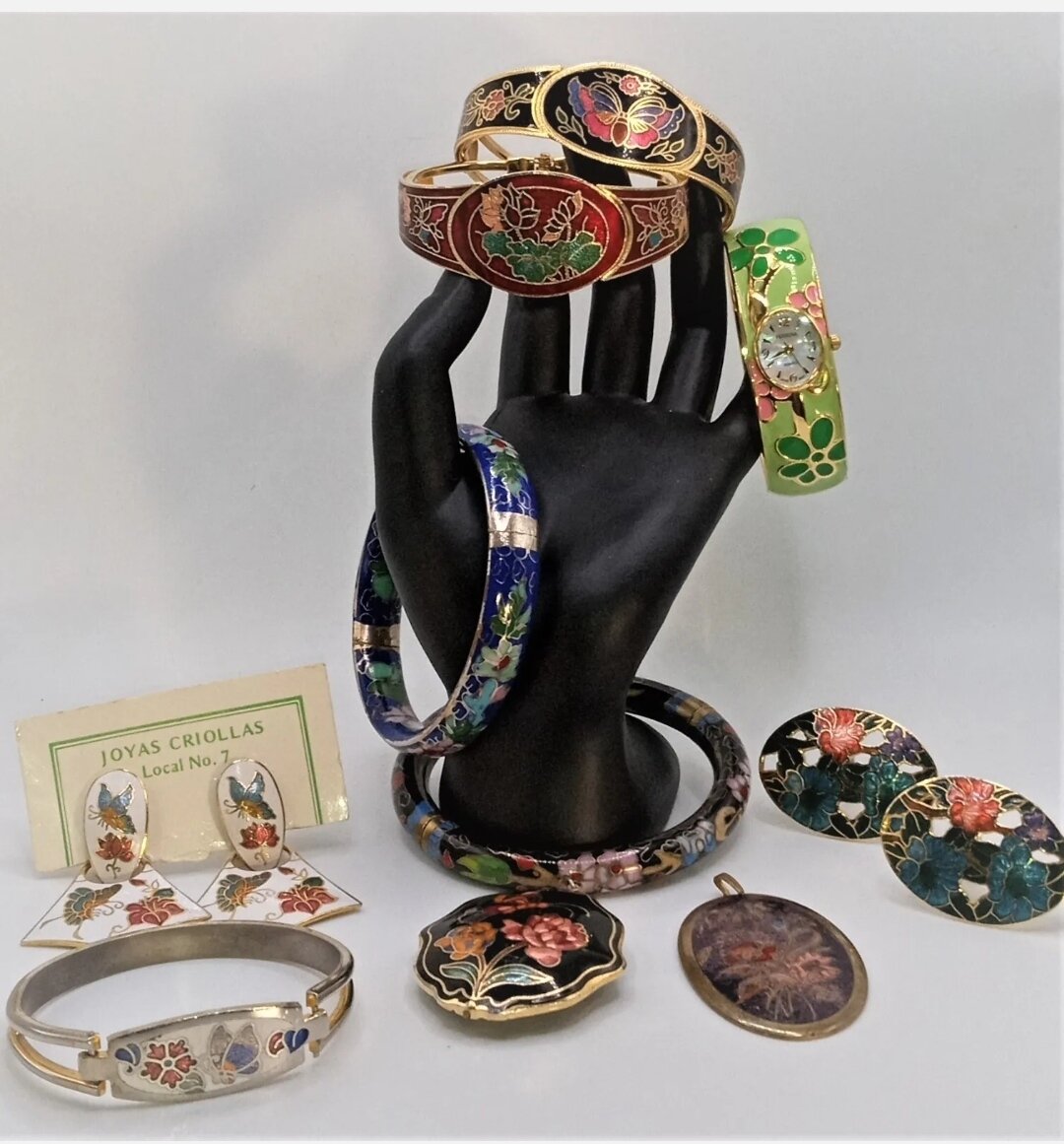 Клуазоннé (фр. cloisonné — разделённый перегородками, от cloison — перегородка, перемычка)