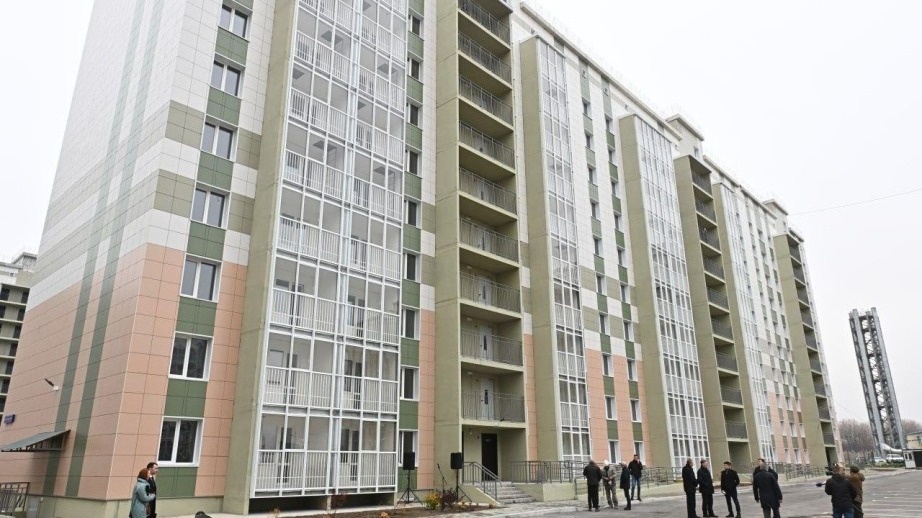     Сегодня в Хабаровске глава региона Михаил Дегтярев совместно с заместителем председателя краевого правительства по строительству Керимом Сунгуровым и проинспектировал квартиры, предназначенные для детей-сирот. В осмотре приняли участие и будущие новоселы.