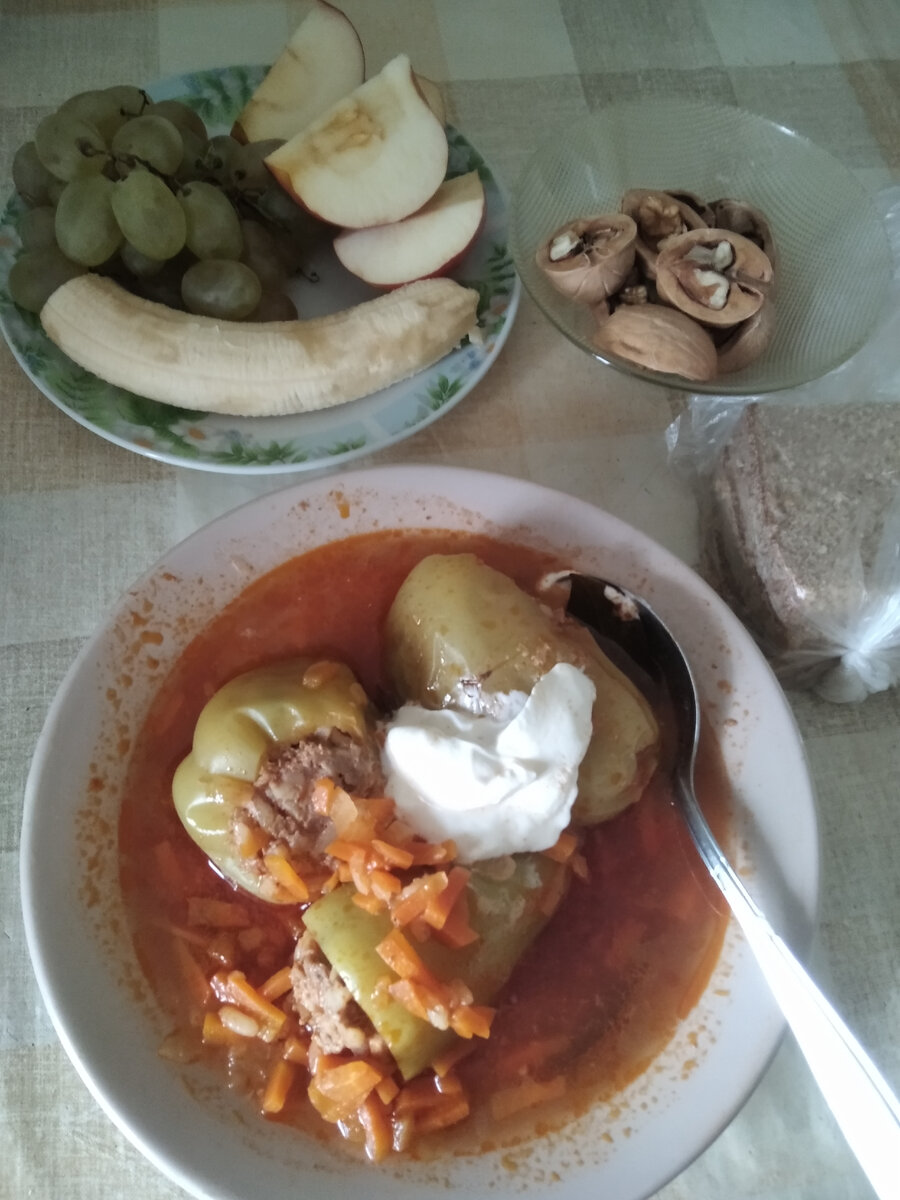 На обед фаршированные перцы, фрукты,орехи
