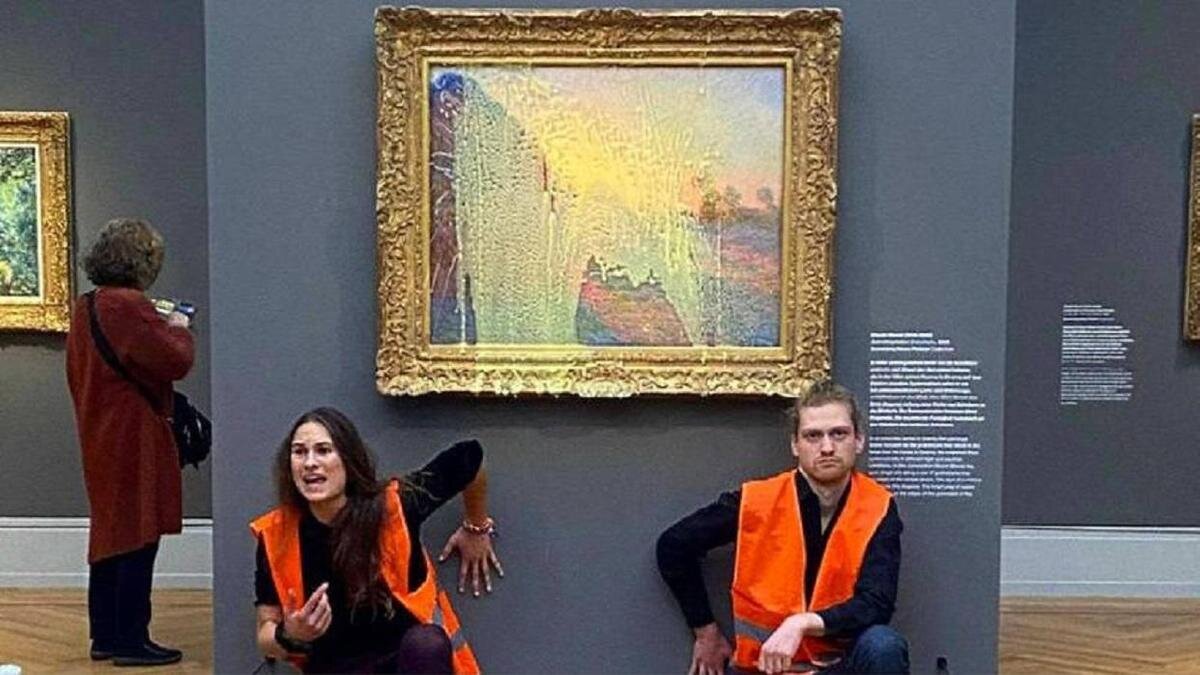    Активисты облили картину Моне:Twitter/Letzte Generation