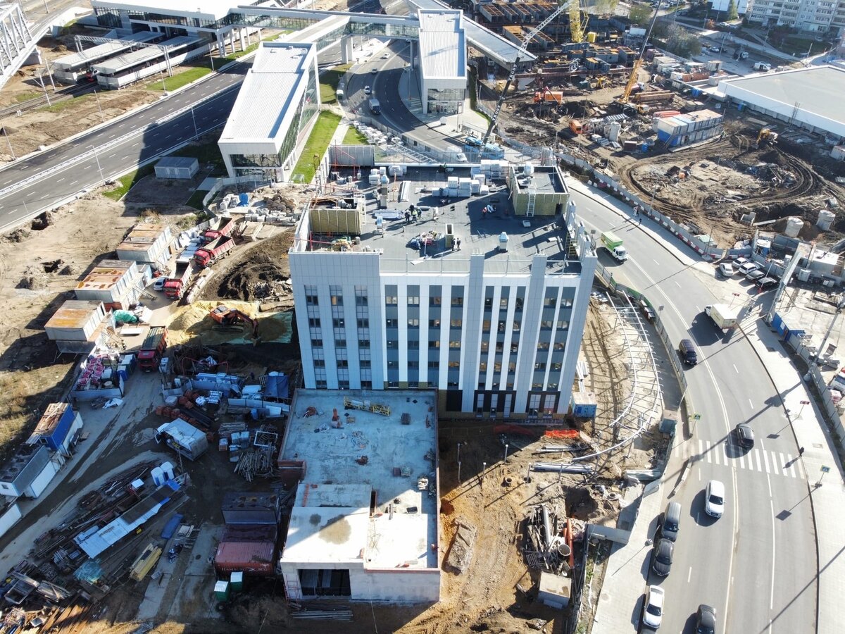 📷 3: Завершается отделка объединённого здания эксплуатационного персонала. Справа от него виден каркас навеса для пересадки на МЦД по принципу «сухие ноги».