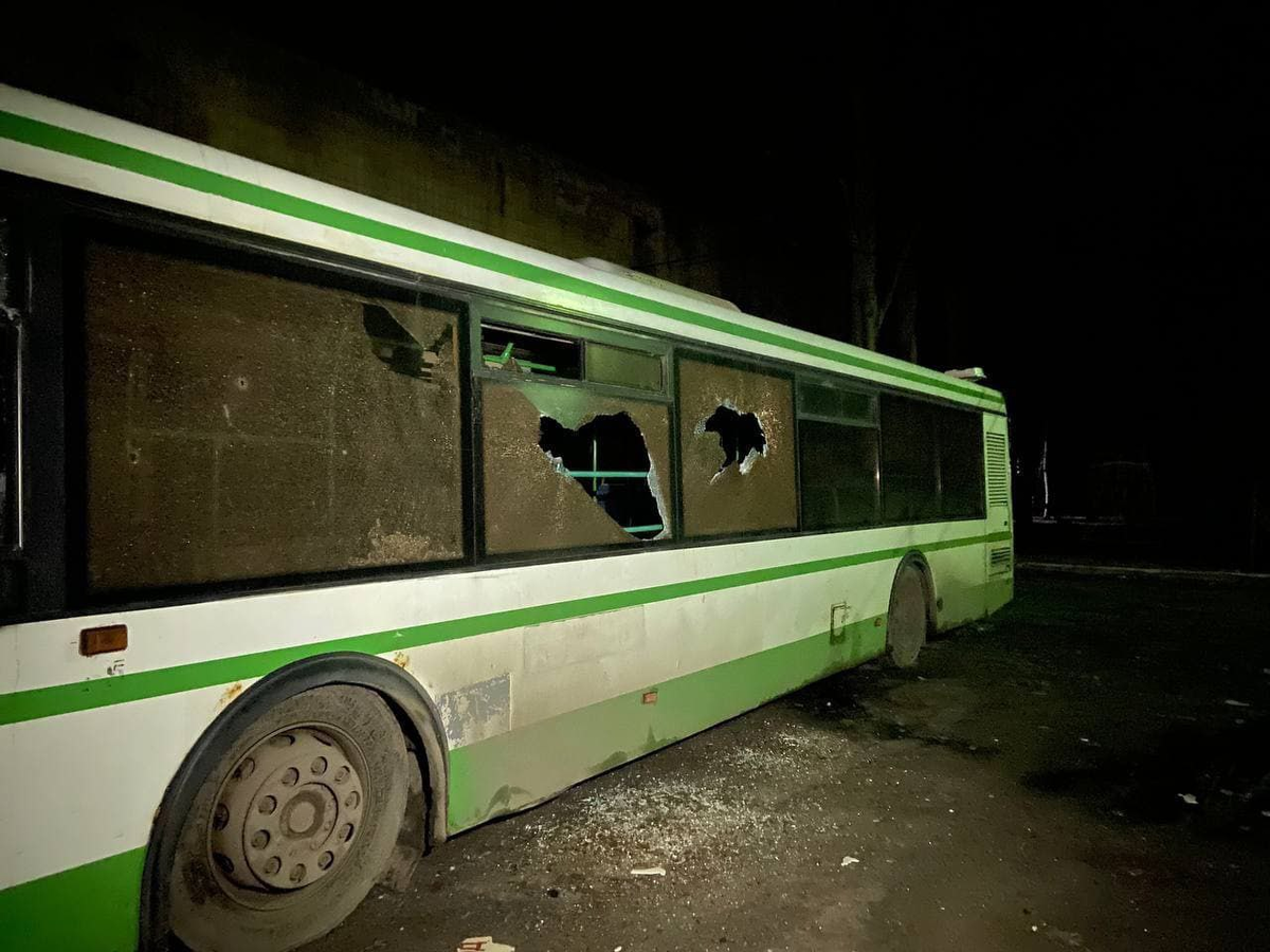 Новые автобусы, подаренные Горловке, буквально сразу же были уничтожены украинской артиллерией.