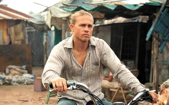    В сериале «Шантарам» герой перевоплощается из уголовника в «мирного человека»