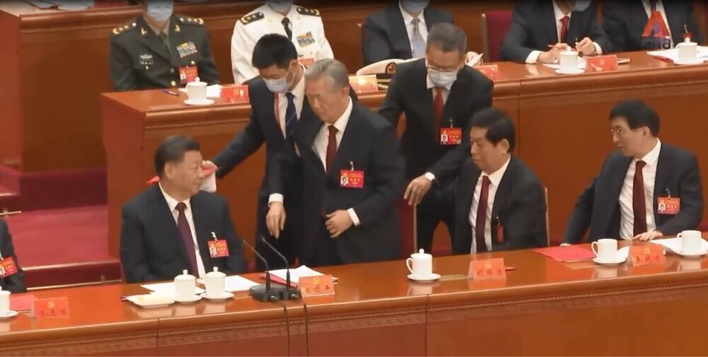 Главного соперника  Си Цзиньпина выводят из зала во время 20-го съезда. Кадр из видео, снятого на съезде 