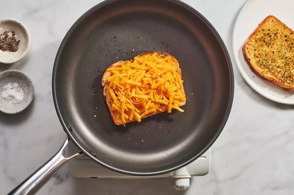 Удивительно ароматный сырный сэндвич на сковороде - вкусный завтрак на  каждый день | СмакБург | Дзен