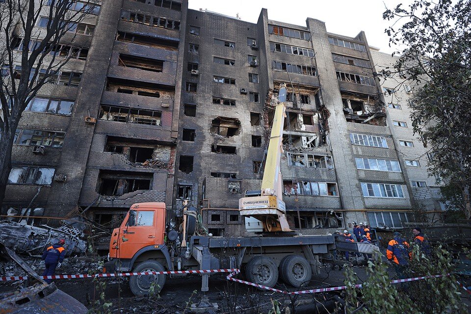     В Ейске истребитель-бомбардировщик Су-34 через три минуты после взлета потерял управление и рухнул во двор девятиэтажки, находившейся менее чем в 3 км от аэродрома - 16 погибших, в том числе трое малолетних детей. Фото: Эрик Романенко/ТАСС