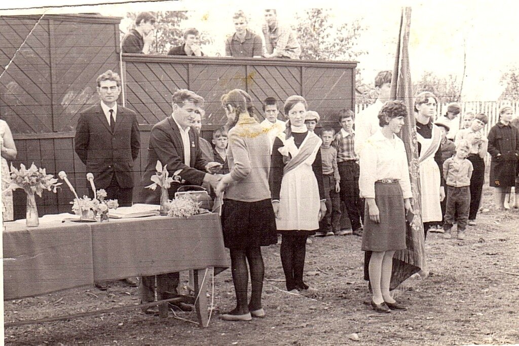 Нас принимали в комсомол в школьном зале. 