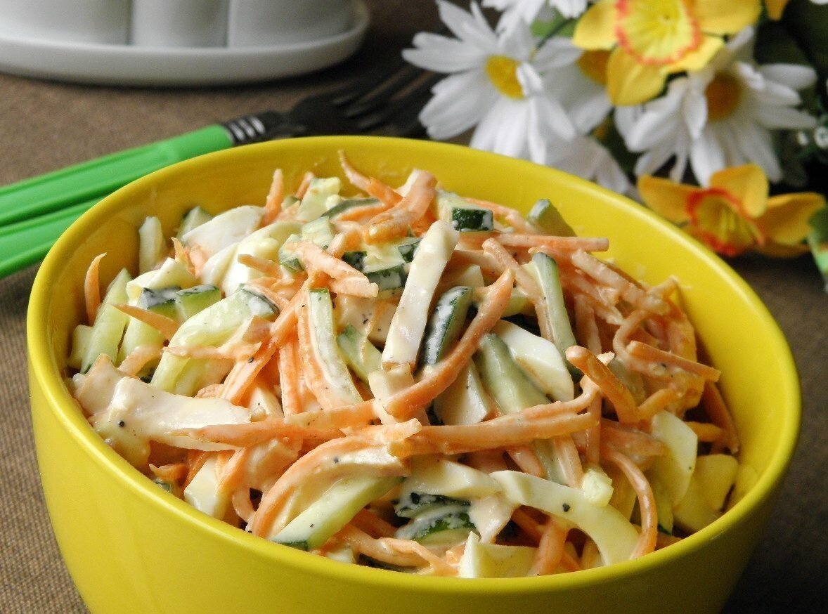 Салат с корейской морковью, кукурузой и копчёной колбасой: рецепт - Лайфхакер