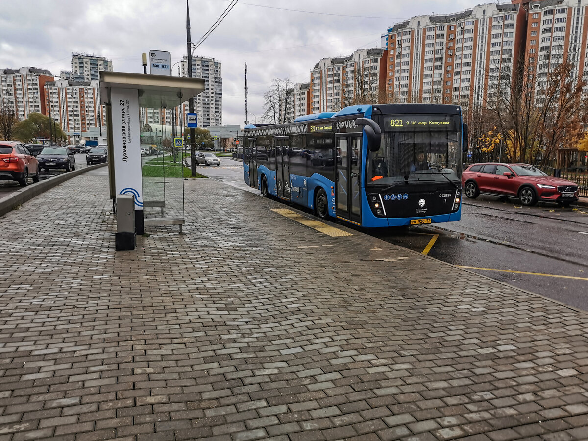 Остановка "Лухмановская улица, 27" во 2-м Красковском проезде. Здесь останавливаются автобусы 808 и 821 маршрута. На фотографии, как видно, автобус 821-го маршрута НефАЗ-5299-40-52 с боровым номером 041889.