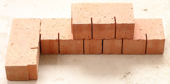 Фигурный шамотный кирпич для печей. Барбекю из шамотного кирпича. Огнеупорный кирпич кладка печи. Как класть шамотный кирпич. Кирпич шб-5.