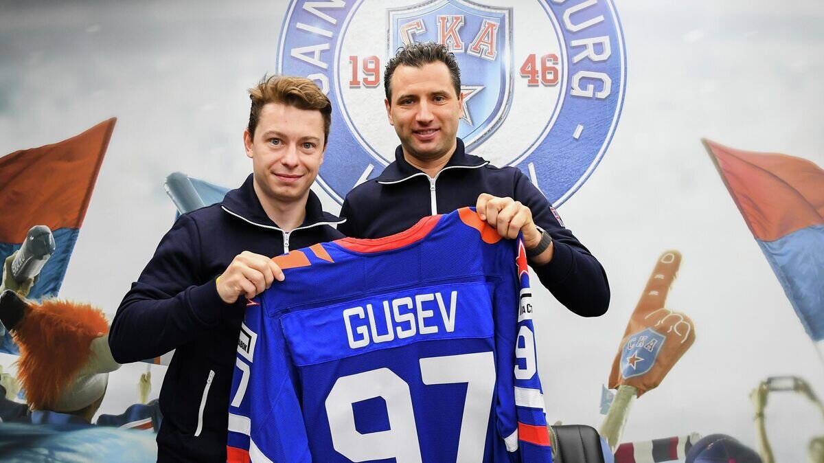    Хоккеист СКА Никита Гусев и главный тренер клуба Роман Ротенберг© Фото : Пресс-служба ХК СКА