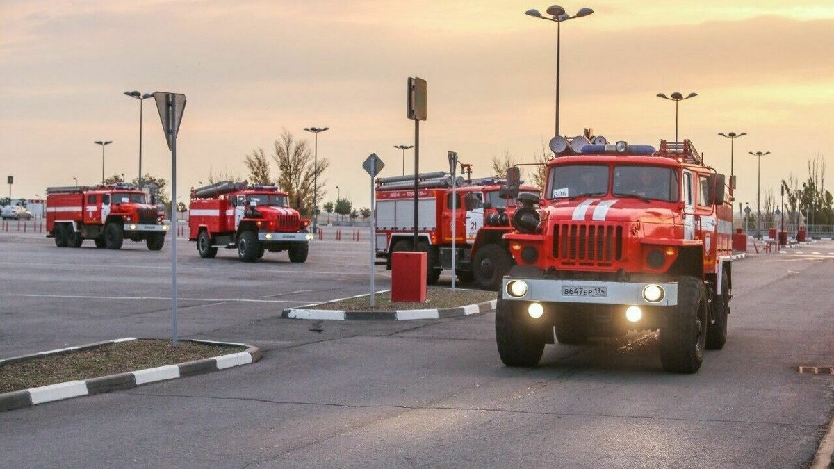     Сотрудники МЧС продолжают снабжать жителей Советского и Ворошиловского районов Волгограда водой. По адресам ездят 16 пожарных автоцистерн.