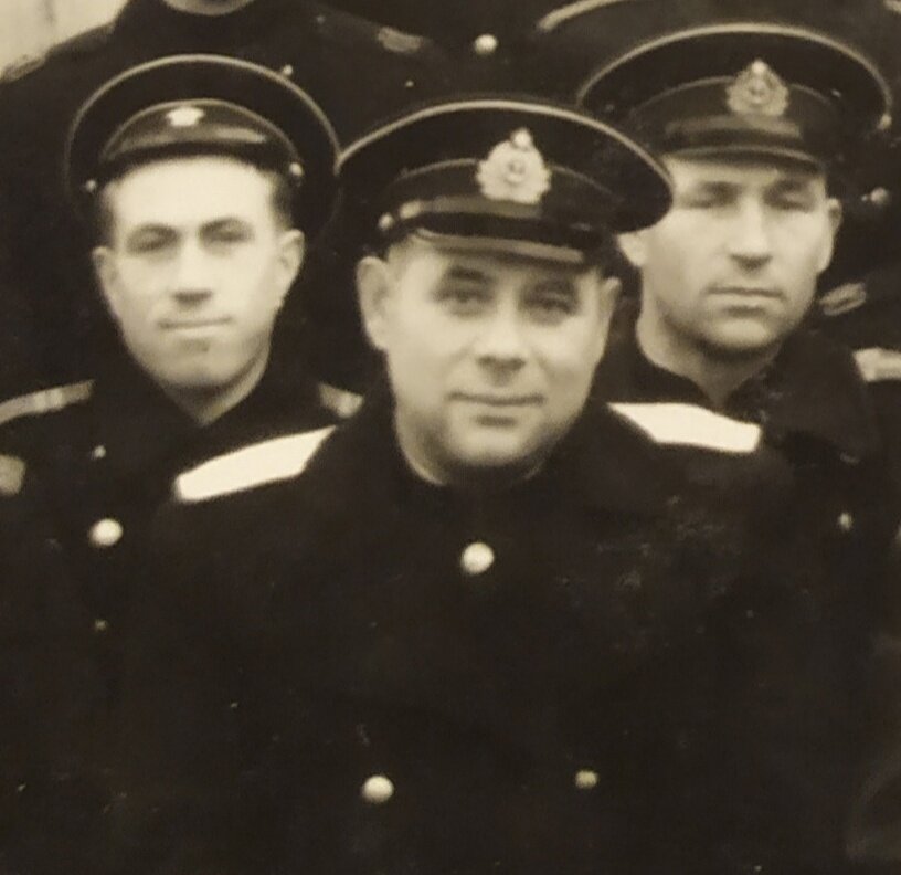 Отец не фотографировался в парадной форме морского офицера. Здесь он в обычной, повседневной. Среди опекаемых им сверхсрочников. 