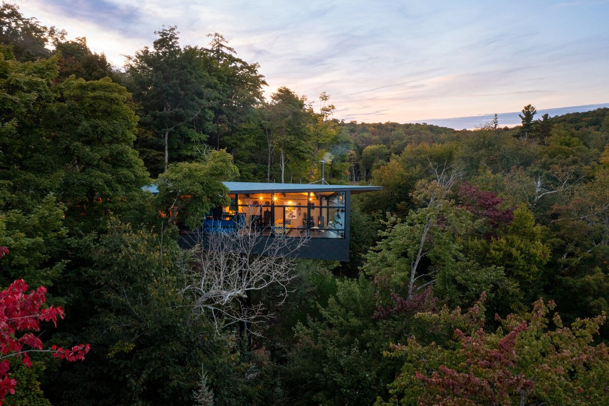 Источник изображения - https://static.dezeen.com/uploads/2022/05/more-cabin-kariouk-architects-cantilevers-canada_dezeen_2364_col_6.jpg