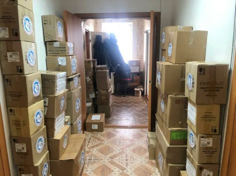    Из Адамовки для военнослужащих на передовую отправили сало, теплые вещи и рисунки от детей Елена Шкатова