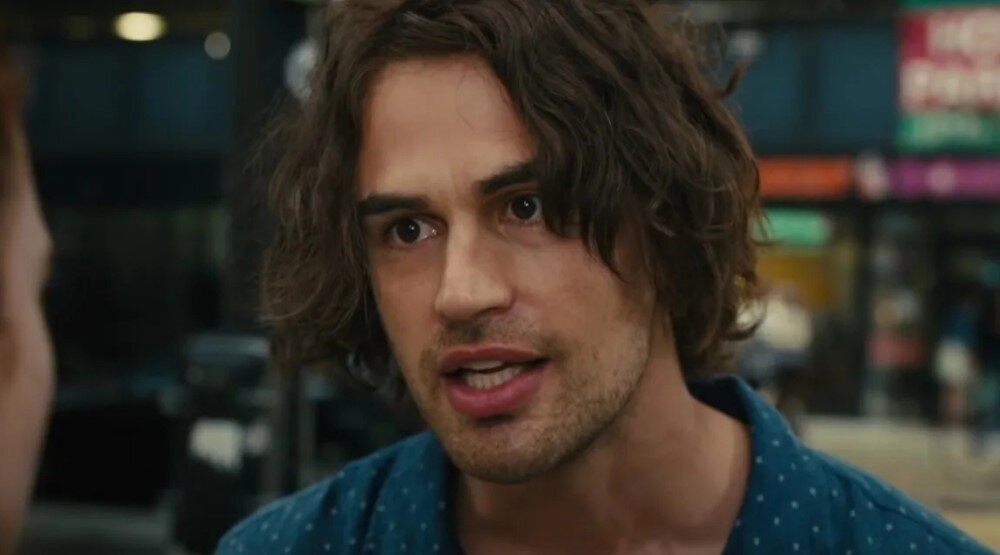     Тео Джеймс в сериале «Жена путешественника во времени» (2022)