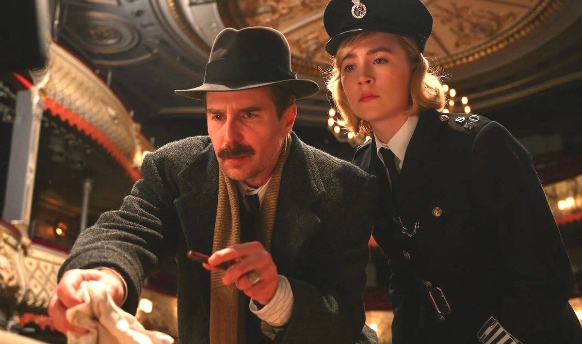 Констебль Сталкер (фамилия у нее такая; в исп. Сирши Ронан), интересуется, какого это тут "пацана маслиной дыранули".  