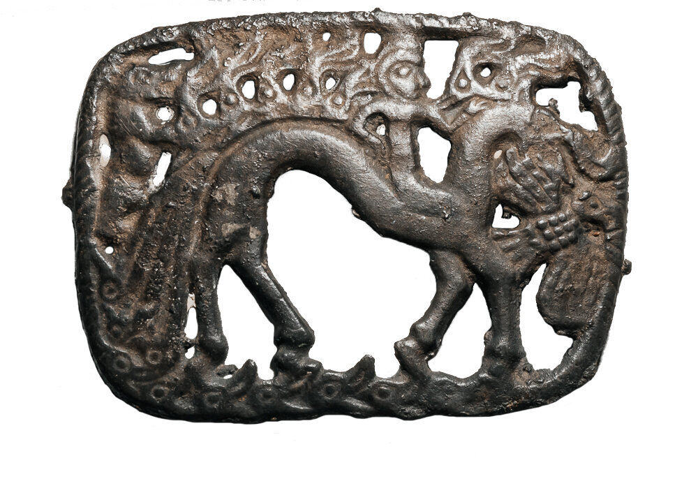 Пластина прорезная «всадница на фантастическом животном в сопровождении зверей». V–VI вв. н.э. Собрание Чердынского краеведческого музея