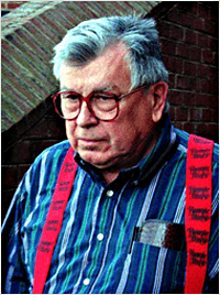 Д. К. Гайдушек верил, что заболевание вызывают так называемые "медленные вирусы". Источник - wikimedia