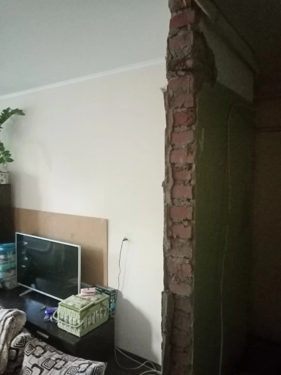 Проем в зал пришлось не только зашивать сверху, но и заужать до нужного размера